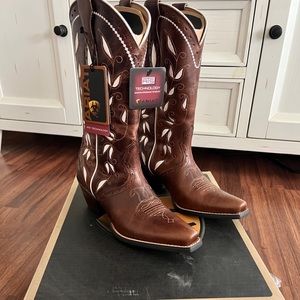 Woman’s Ariat Sonora western cowboy boots